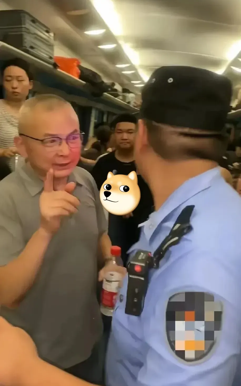 列车故障乘客被困3小时，怒砸车窗质问铁路：我们岂能如猪般受困？-IS充值【57】