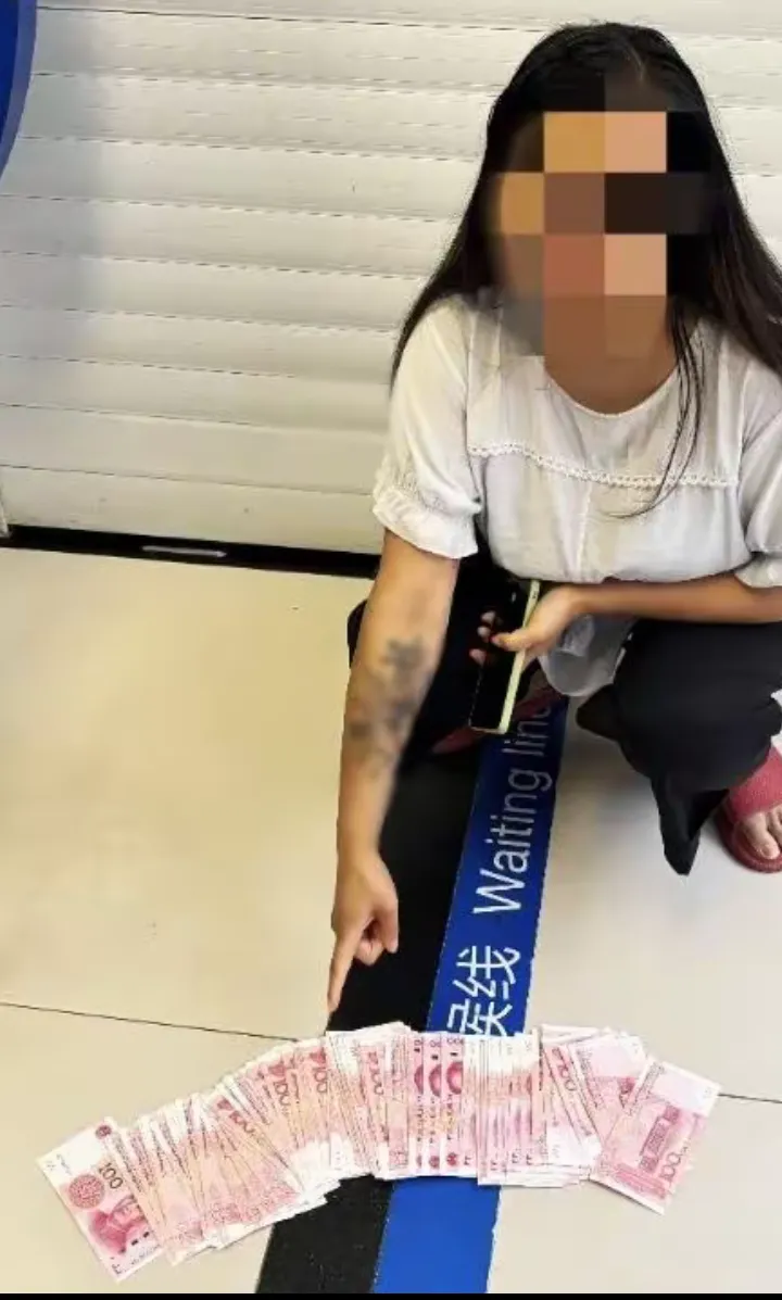 在四川广元，一位女子在陪伴母亲住院期间，趁同病房的马婆婆不备，盗取了她藏在床下的挎包，并将包中的现金存入自己的银行账户-IS充值【57】