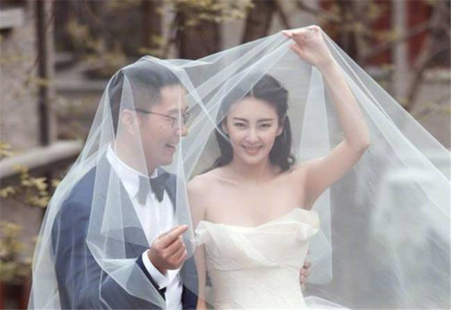 2016年，张雨绮与相识仅70天的富商袁巴元迅速步入婚姻殿堂，随即迎来一对龙凤胎。-IS充值【57】